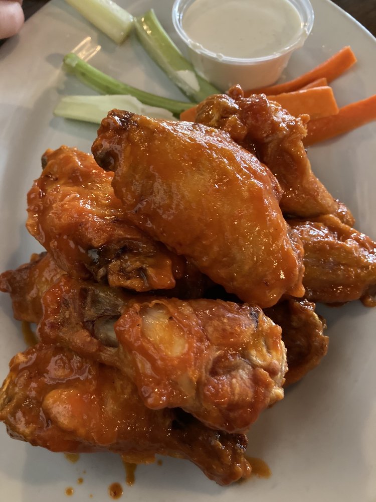Order Crispy Buffalo Wings food online from Maxwell's store, Park City on bringmethat.com